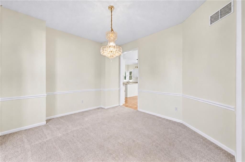 Photo 8 of 40 - 13721 Manor Road, Leawood, KS 66224