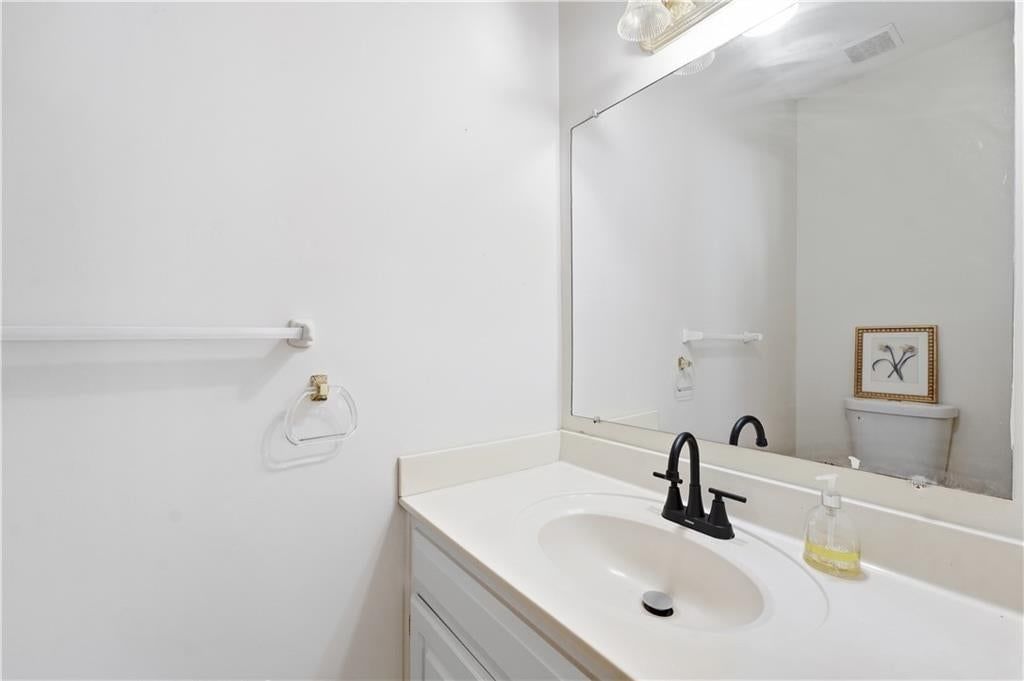 Photo 9 of 40 - 13721 Manor Road, Leawood, KS 66224