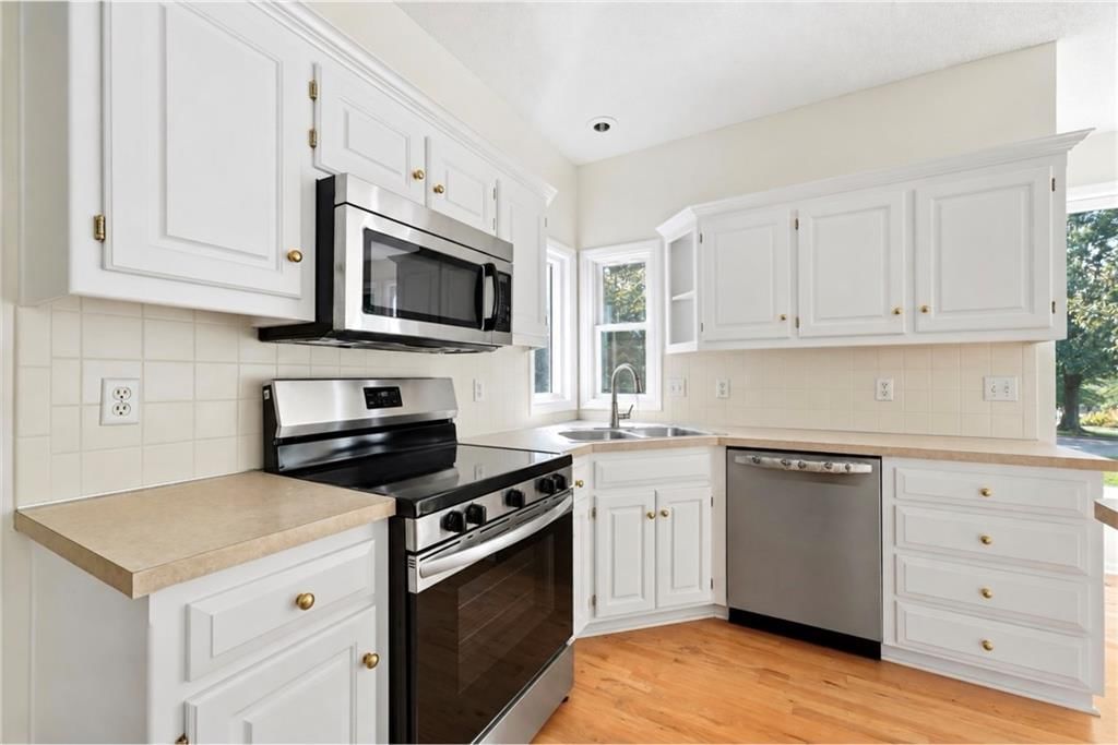 Photo 10 of 40 - 13721 Manor Road, Leawood, KS 66224
