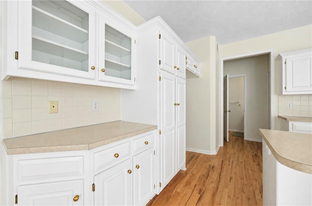 Photo 11 of 40, 13721 Manor Road, Leawood, KS 66224