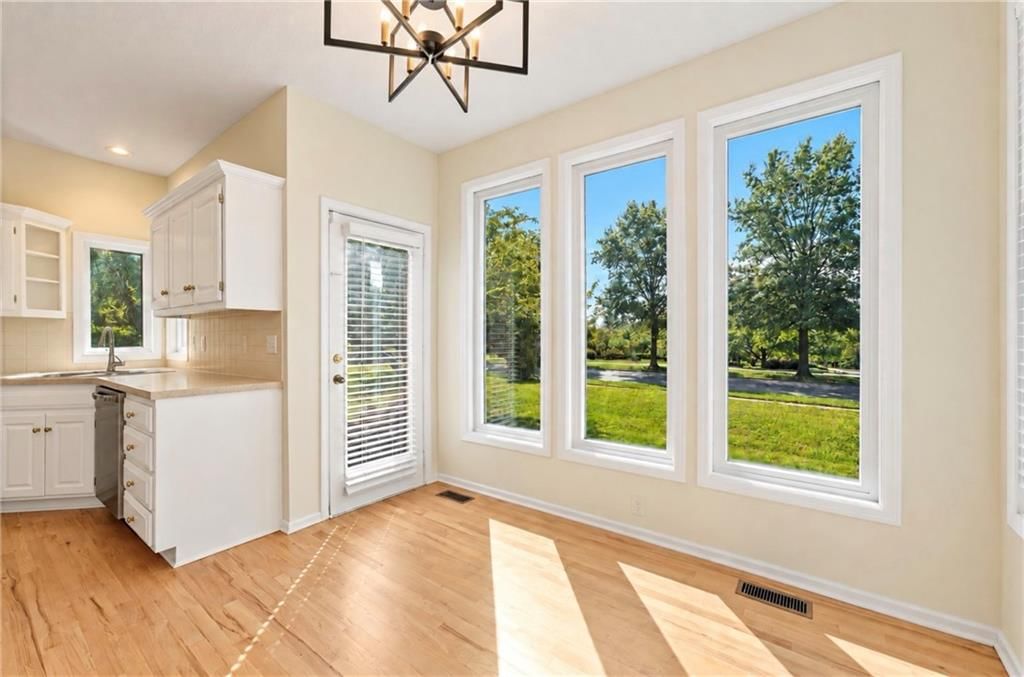 Photo 12 of 40 - 13721 Manor Road, Leawood, KS 66224