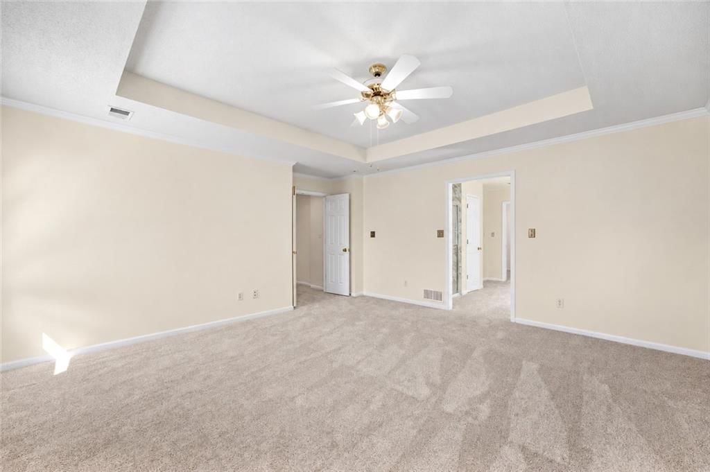 Photo 14 of 40 - 13721 Manor Road, Leawood, KS 66224