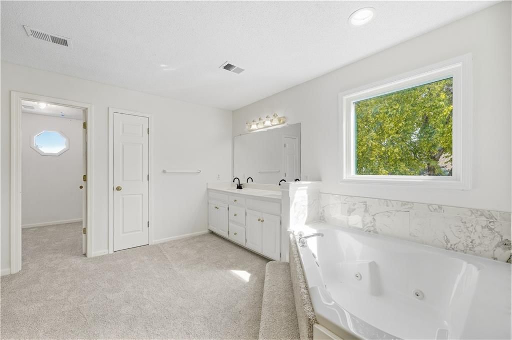 Photo 18 of 40, 13721 Manor Road, Leawood, KS 66224