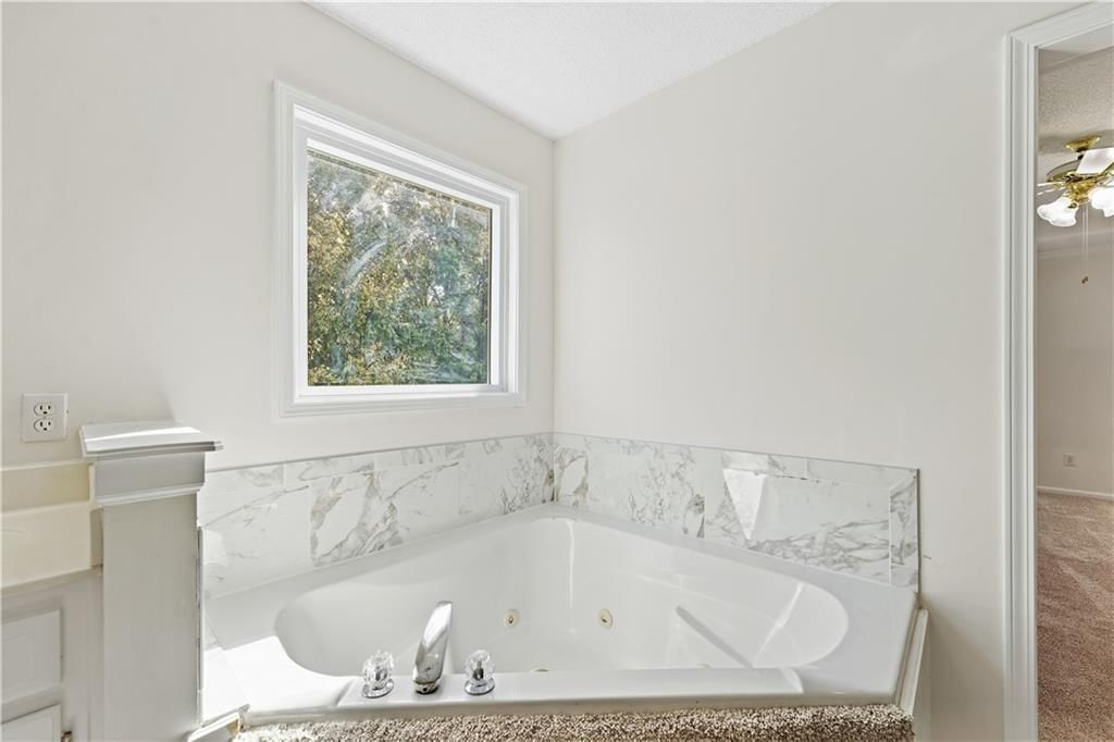 Photo 19 of 40 - 13721 Manor Road, Leawood, KS 66224