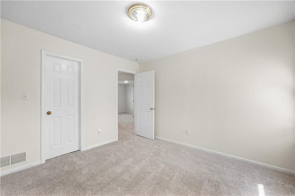 Photo 25 of 40 - 13721 Manor Road, Leawood, KS 66224