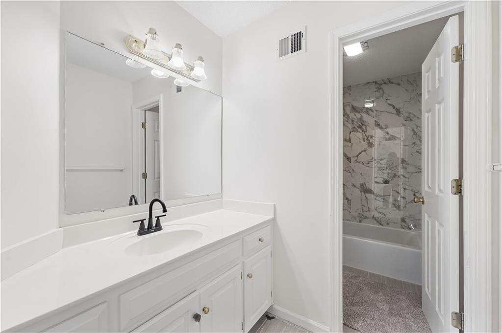 Photo 28 of 40 - 13721 Manor Road, Leawood, KS 66224