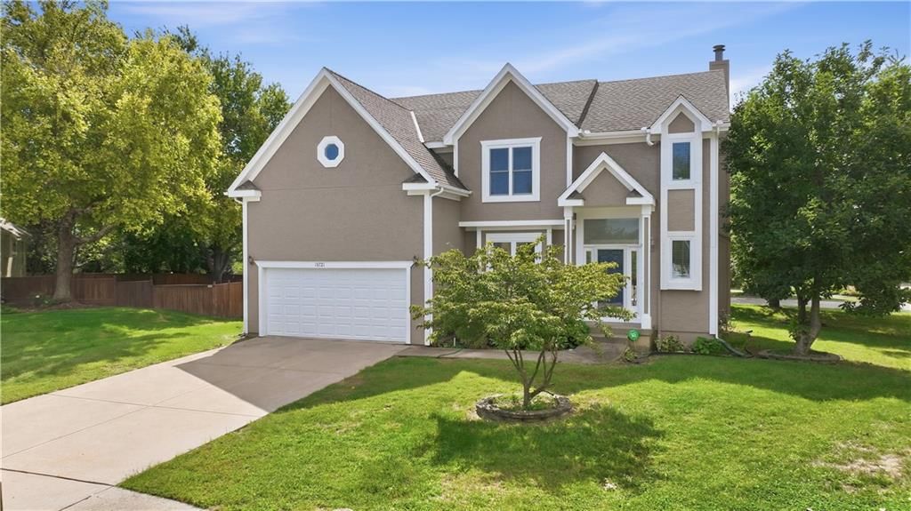 Photo 30 of 40 - 13721 Manor Road, Leawood, KS 66224