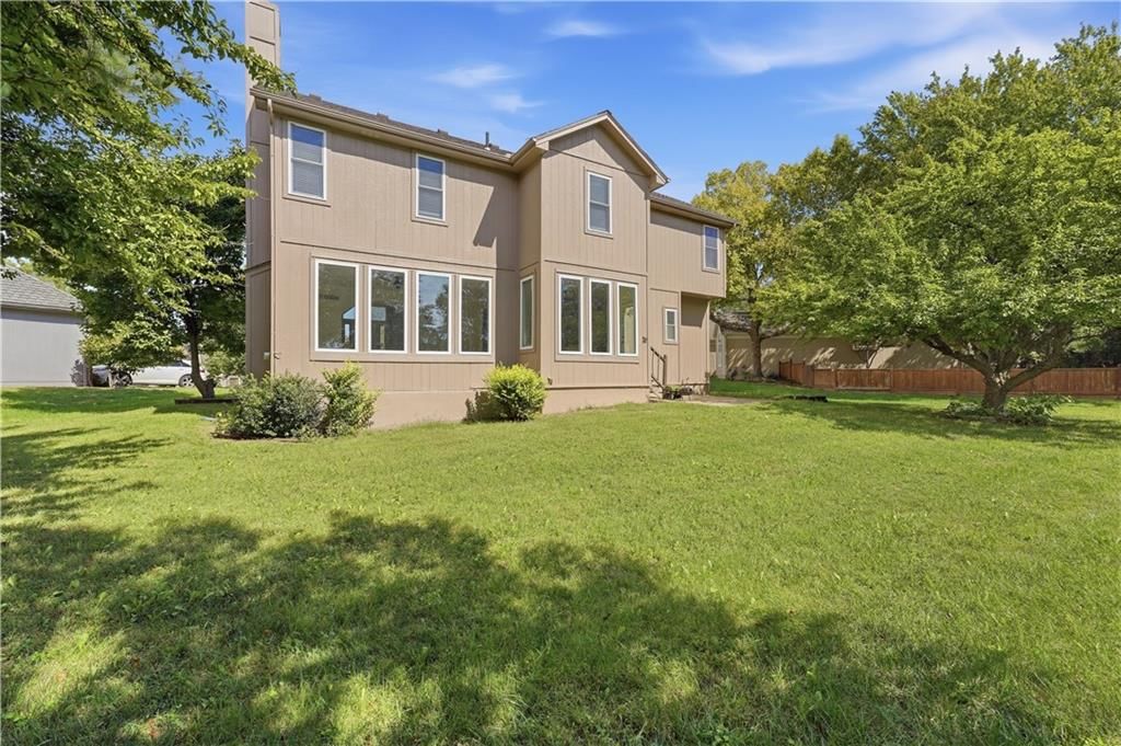 Photo 33 of 40 - 13721 Manor Road, Leawood, KS 66224