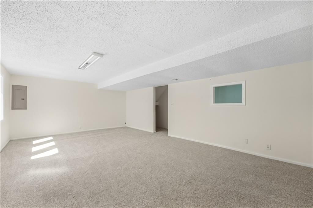 Photo 35 of 40 - 13721 Manor Road, Leawood, KS 66224