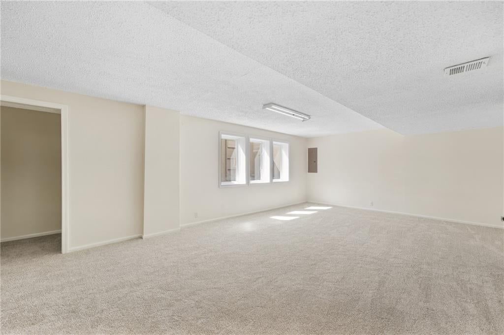 Photo 36 of 40 - 13721 Manor Road, Leawood, KS 66224