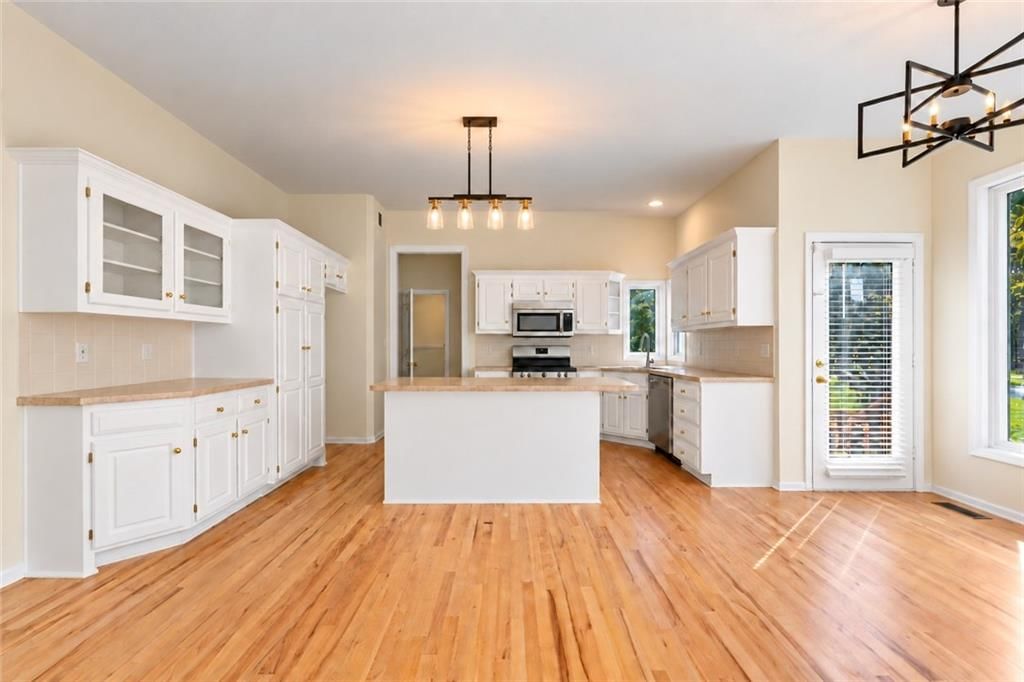 Photo 38 of 40 - 13721 Manor Road, Leawood, KS 66224