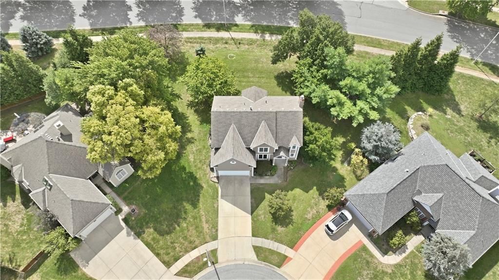 Photo 39 of 40 - 13721 Manor Road, Leawood, KS 66224