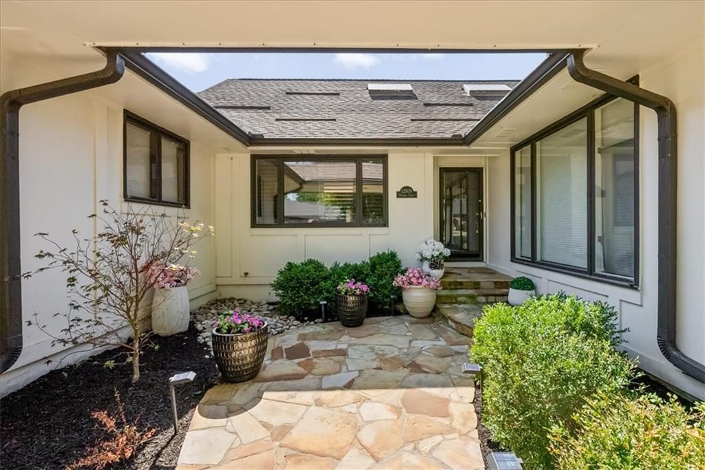 Photo 4 of 69 - 12809 Pembroke Circle, Leawood, KS 66209