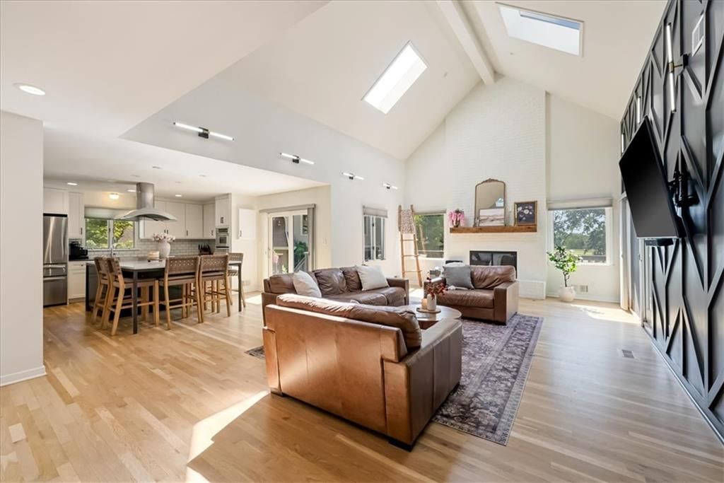 Photo 10 of 69 - 12809 Pembroke Circle, Leawood, KS 66209