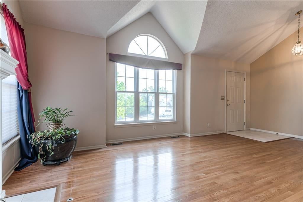 519 E 123rd Terrace — photo 5