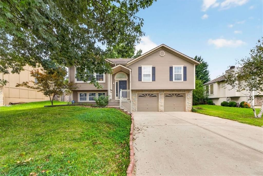 524 NE Topaz Drive — photo 3