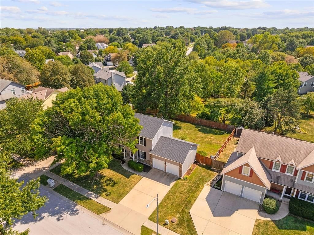 15463 W 147th Drive, Olathe, KS: listing photo 3
