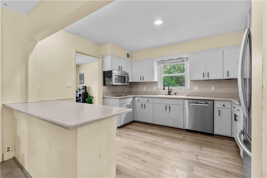 Photo 5 of 30 - 105 Tuscarora Lane, Lake Winnebago, MO 64034
