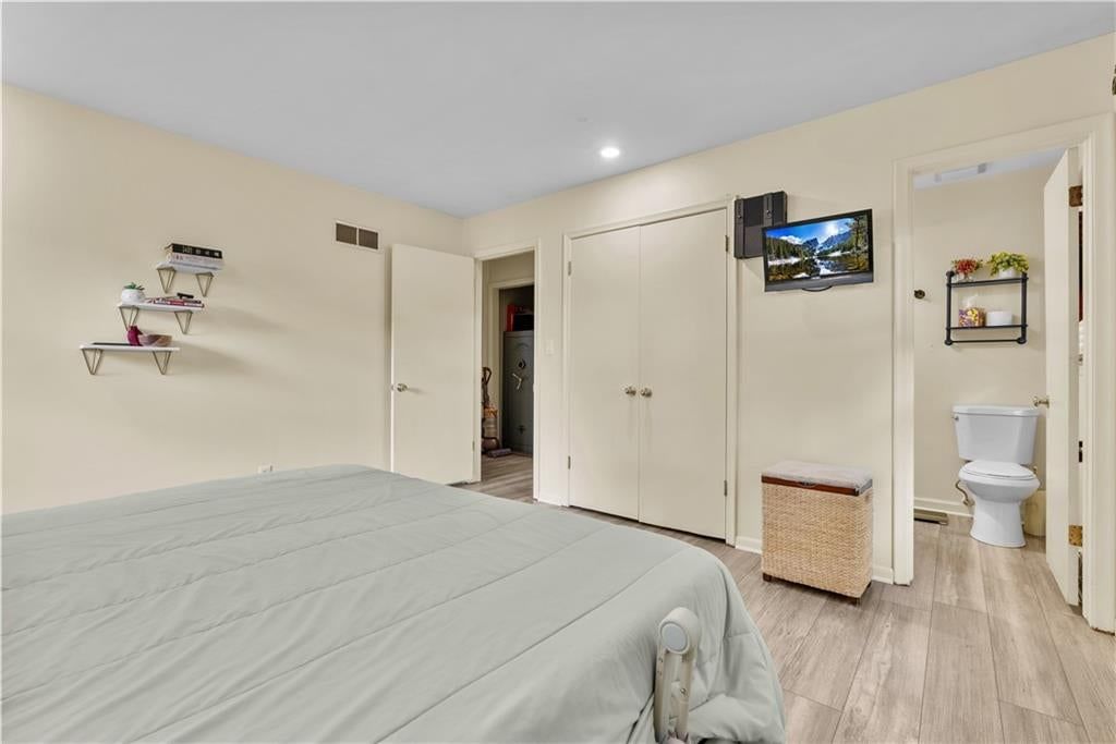 Photo 15 of 30 - 105 Tuscarora Lane, Lake Winnebago, MO 64034