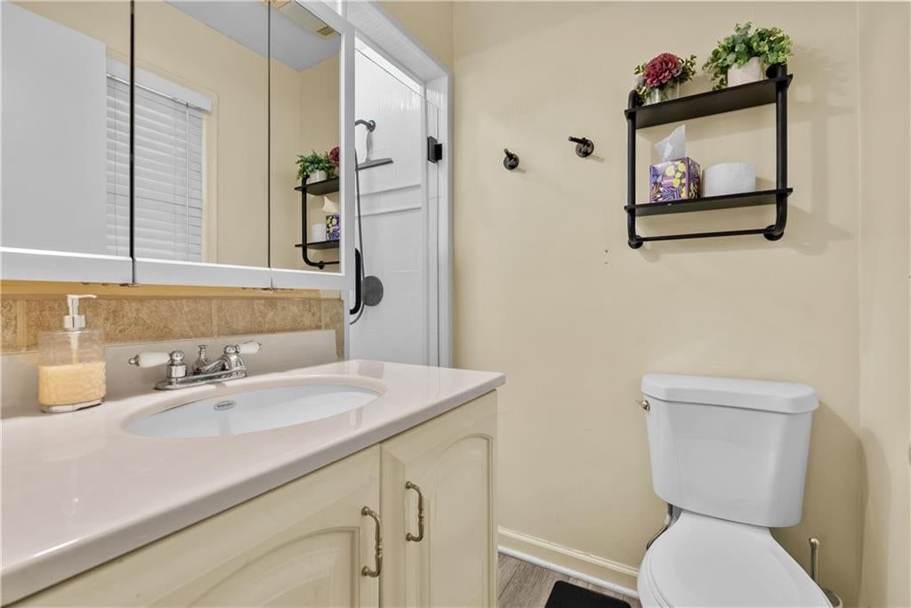 Photo 16 of 30 - 105 Tuscarora Lane, Lake Winnebago, MO 64034
