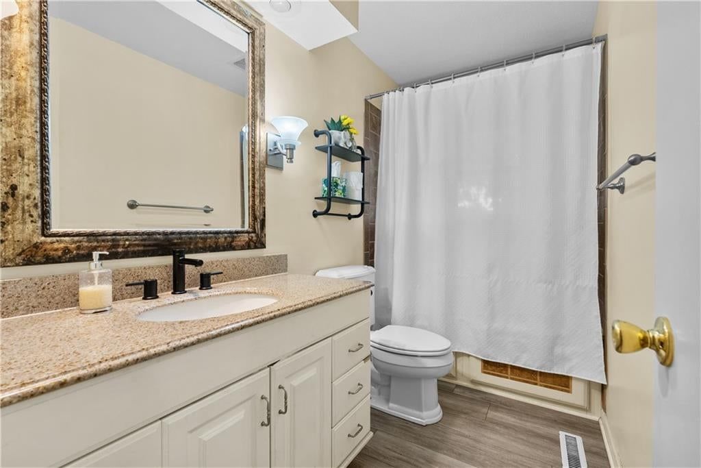 Photo 20 of 30 - 105 Tuscarora Lane, Lake Winnebago, MO 64034