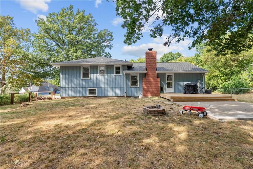 Photo 26 of 30 - 105 Tuscarora Lane, Lake Winnebago, MO 64034
