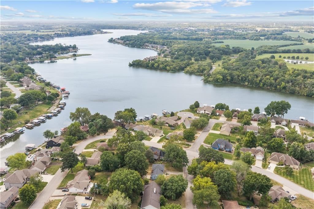Photo 27 of 30 - 105 Tuscarora Lane, Lake Winnebago, MO 64034