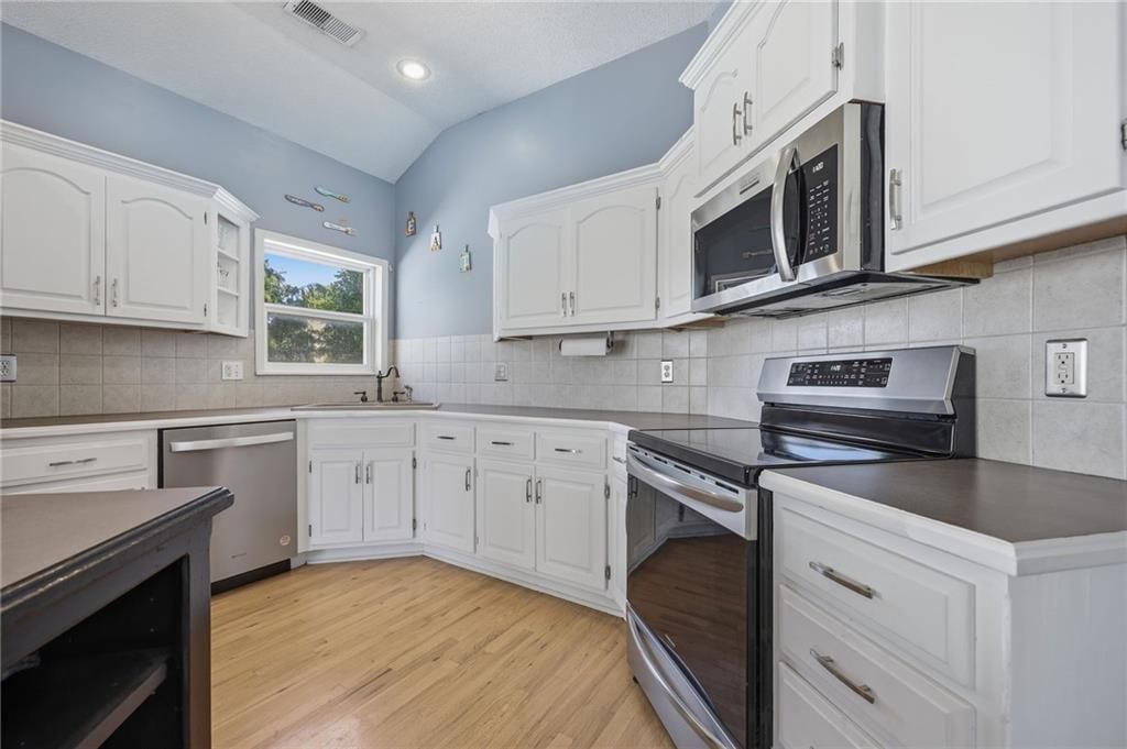 Photo 8 of 36 - 2346 W Piatt Lane, Olathe, KS 66061