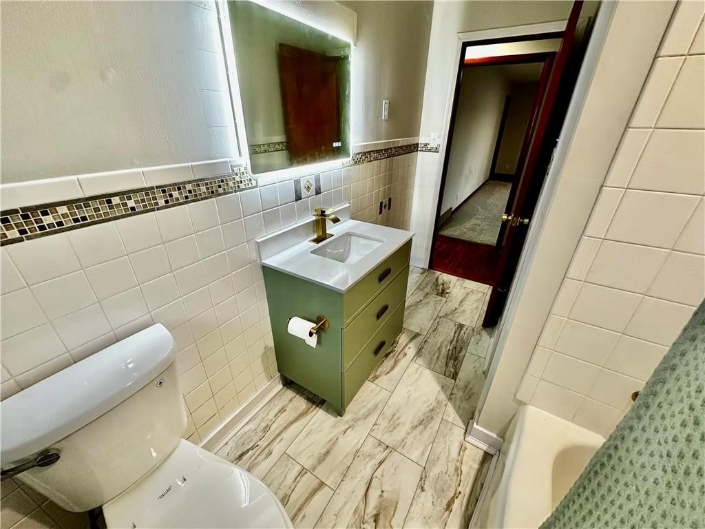 203 W 11th Street — photo 37