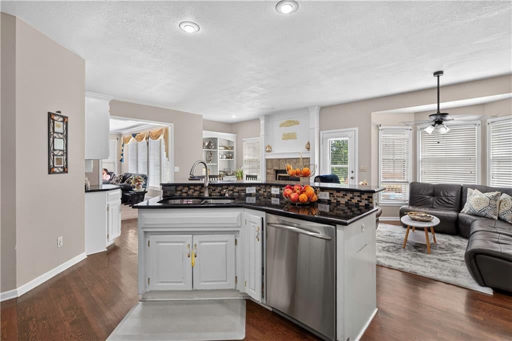 Photo 15 of 59 - 14921 Benson Street, Overland Park, KS 66221