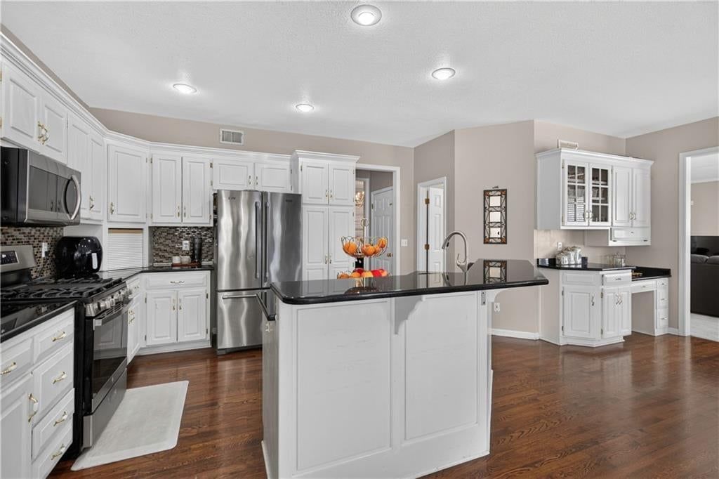 Photo 19 of 59 - 14921 Benson Street, Overland Park, KS 66221