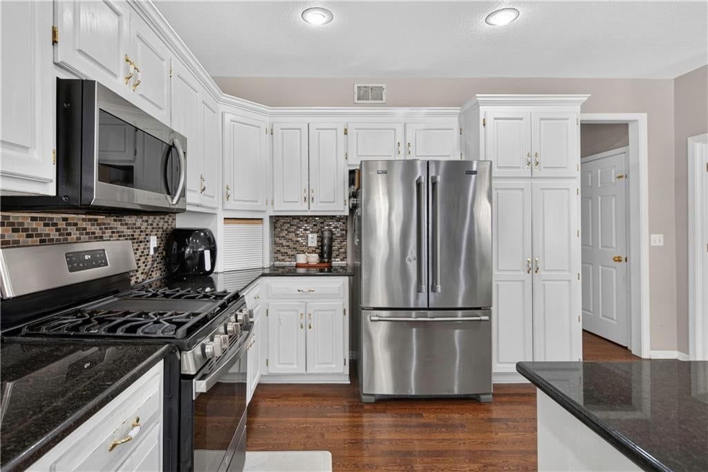 Photo 22 of 59 - 14921 Benson Street, Overland Park, KS 66221