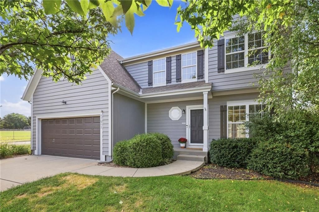17517 W 160th Terrace, Olathe, KS: listing photo 2