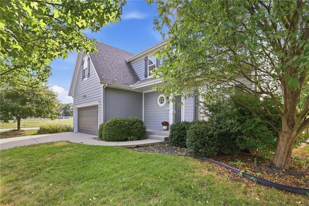 17517 W 160th Terrace, Olathe, KS: listing photo 3