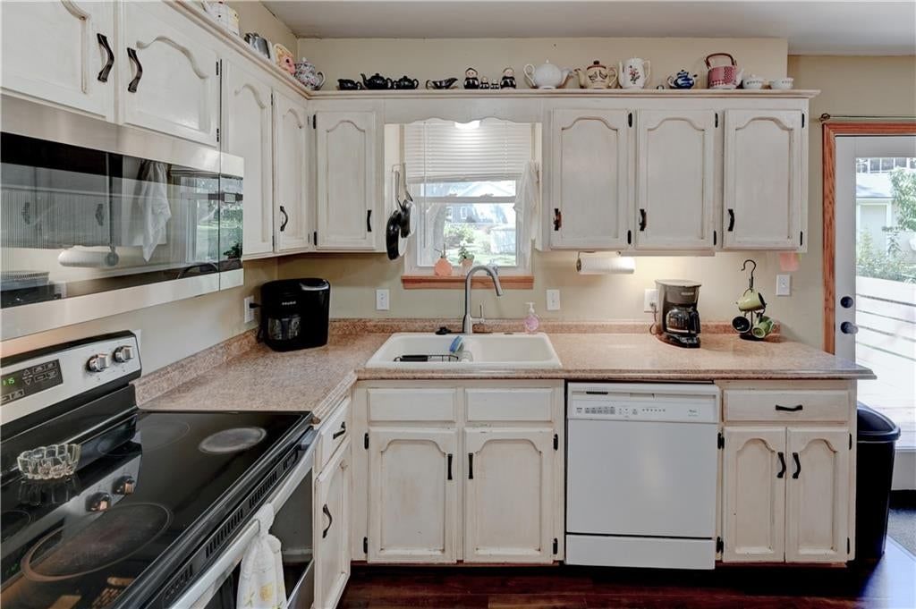 Double oven at 805 Citadel Drive, Weston, MO 64098