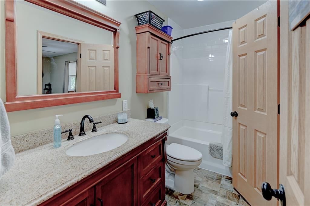 Photo 10 of 26 - 805 Citadel Drive, Weston, MO 64098