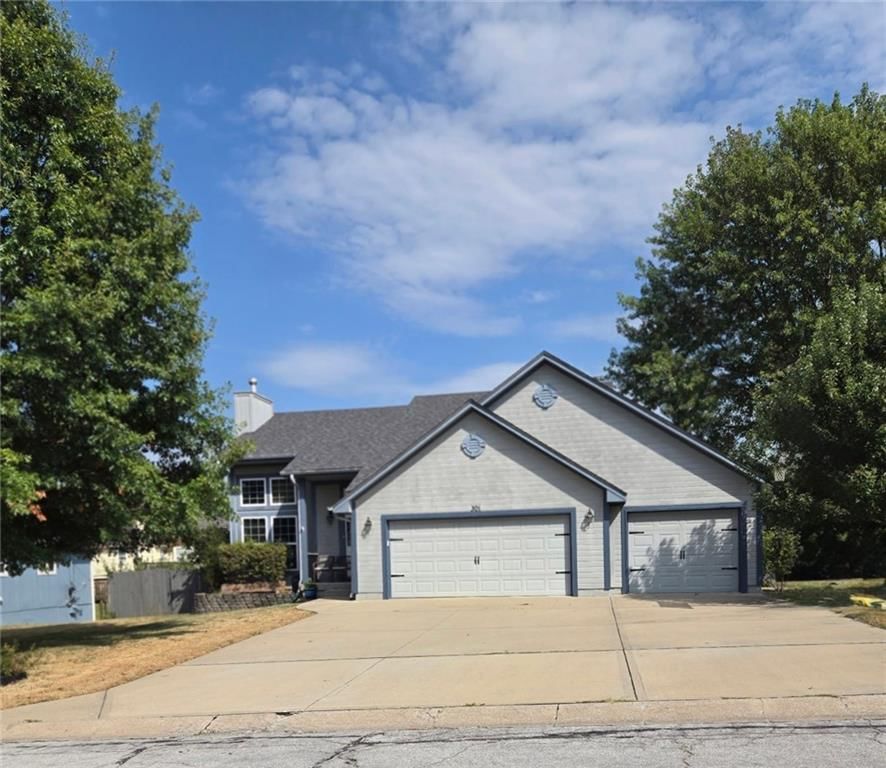 301 Andrea Lane — photo 2
