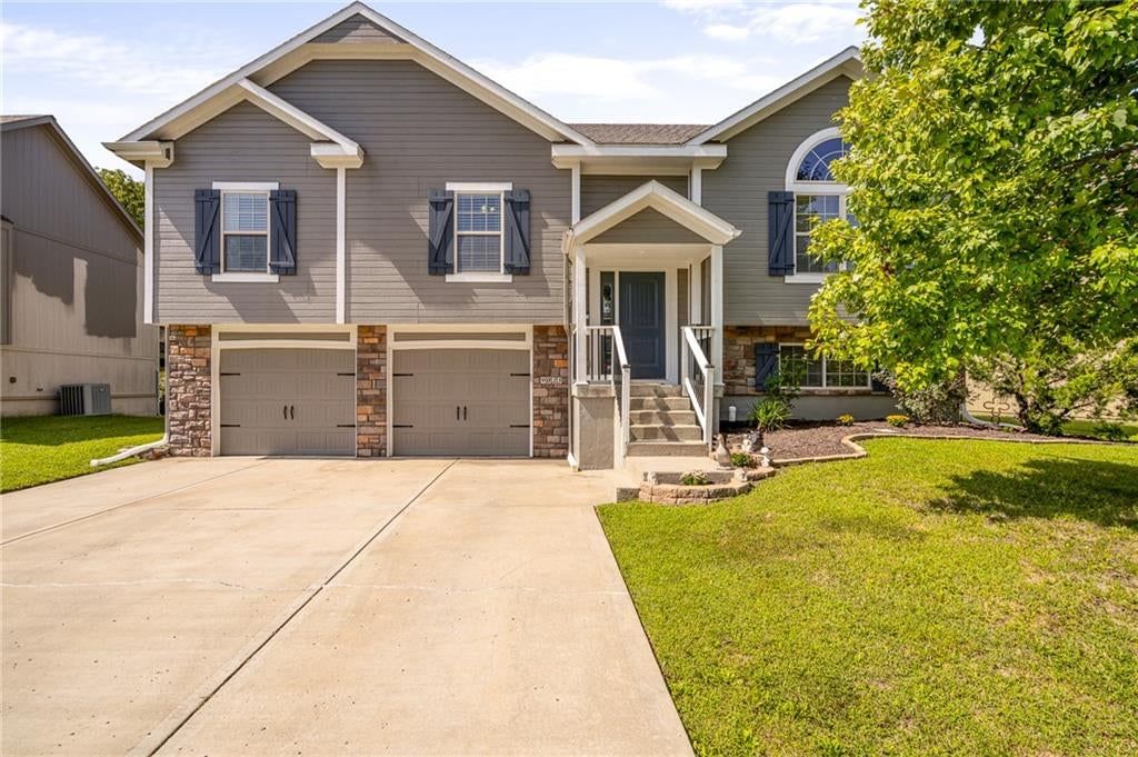 9025 SW 10th Street, Blue Springs, MO: listing photo 2