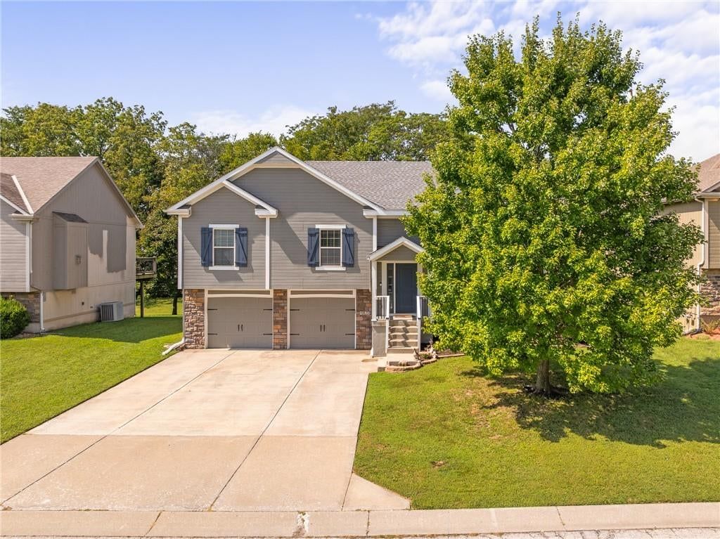 9025 SW 10th Street, Blue Springs, MO: listing photo 3
