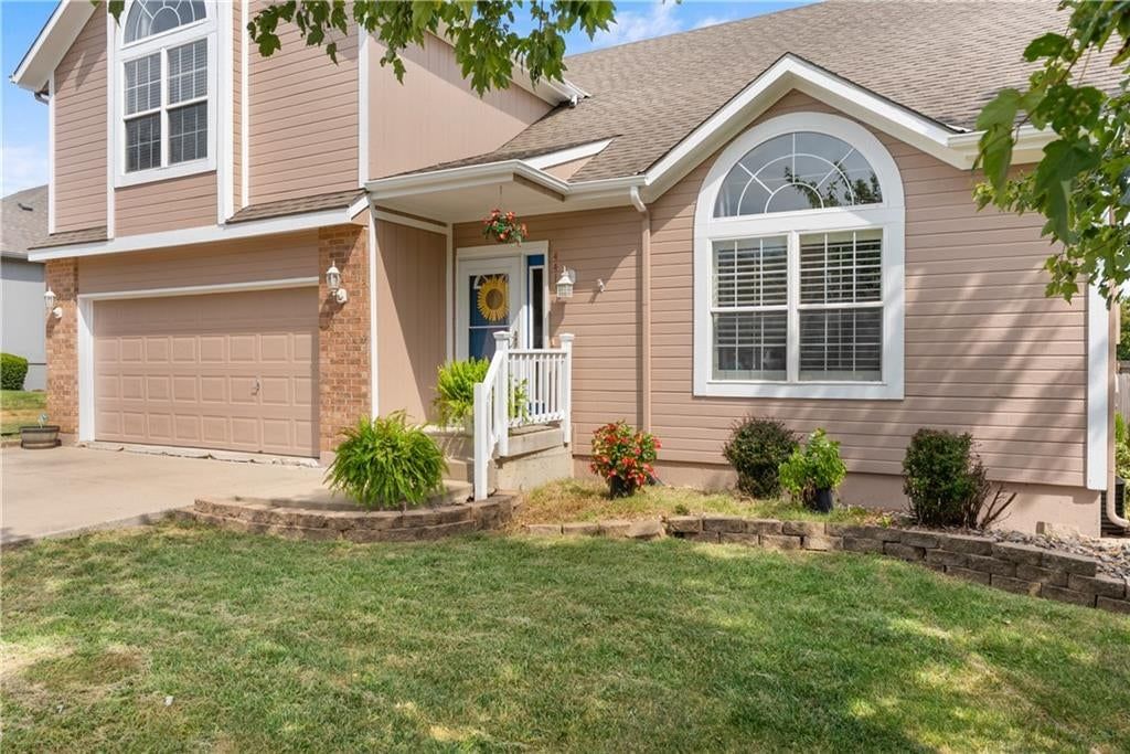 4413 SW Hillside Drive, Lee's Summit, MO: listing photo 2