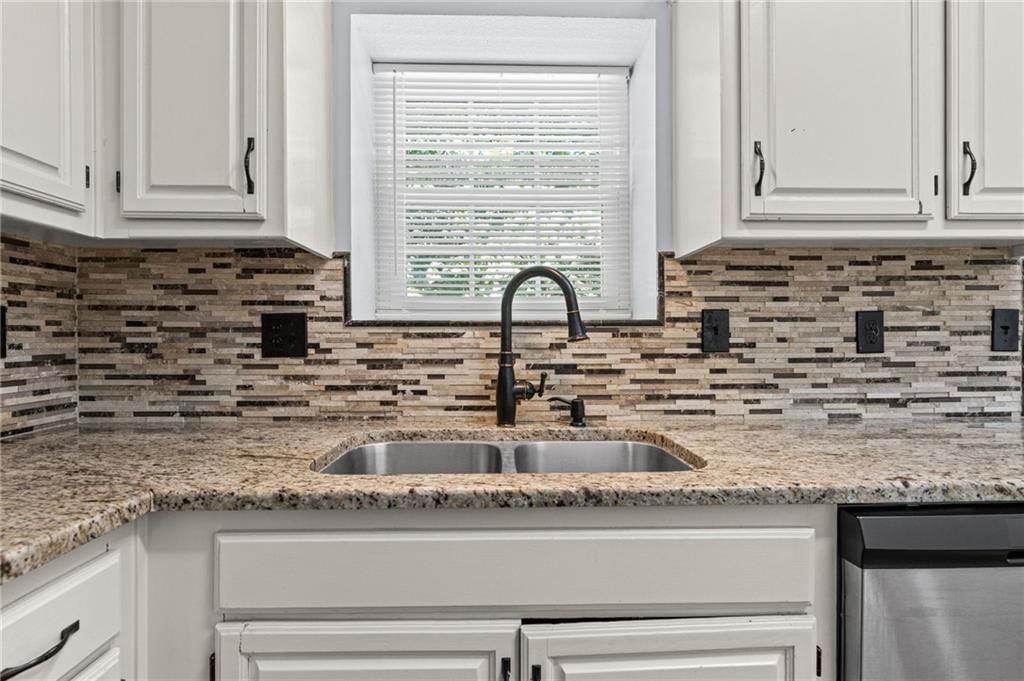 Photo 11 of 39 - 1117 Meadowlark Lane, Liberty, MO 64068