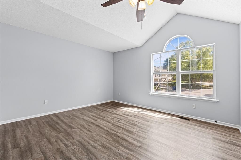 Photo 13 of 39 - 1117 Meadowlark Lane, Liberty, MO 64068