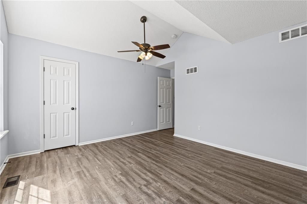 Photo 14 of 39 - 1117 Meadowlark Lane, Liberty, MO 64068