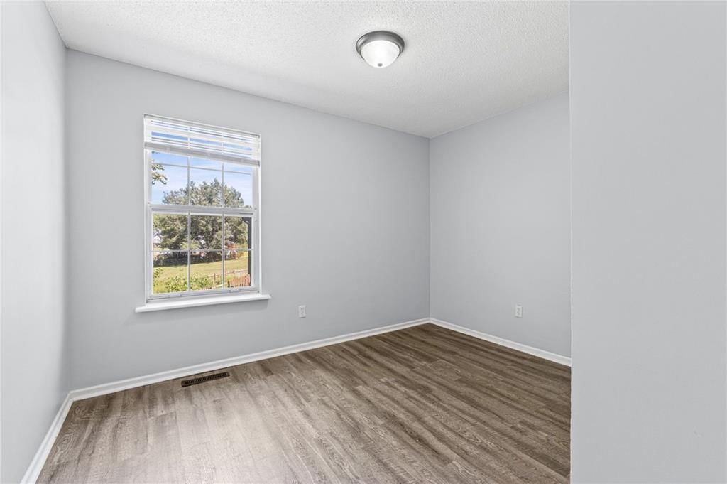 Photo 15 of 39 - 1117 Meadowlark Lane, Liberty, MO 64068