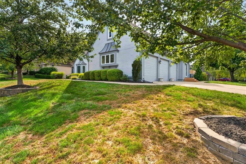 12100 Cherokee Street, Leawood, KS: listing photo 3