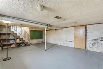 Photo 16 of 40 - 1811 Pendleton Avenue, Kansas City, MO 64124