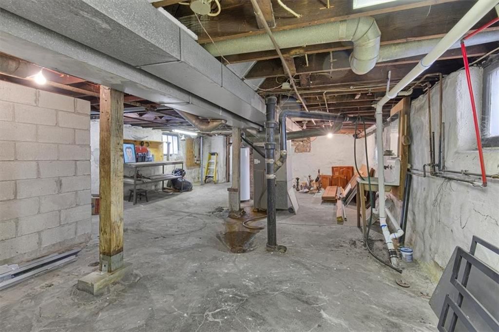 Photo 32 of 40 - 1811 Pendleton Avenue, Kansas City, MO 64124