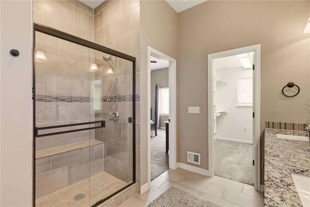 Photo 13 of 23 - 1804 NE Griffin Drive, Lee's Summit, MO 64086