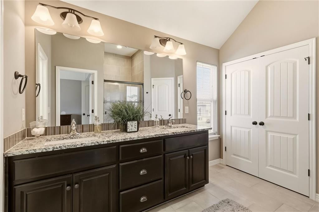 Photo 12 of 23 - 1804 NE Griffin Drive, Lee's Summit, MO 64086