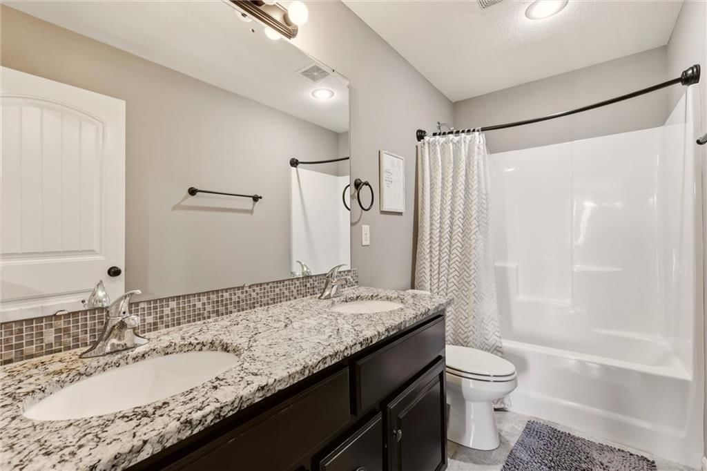 Photo 16 of 23 - 1804 NE Griffin Drive, Lee's Summit, MO 64086